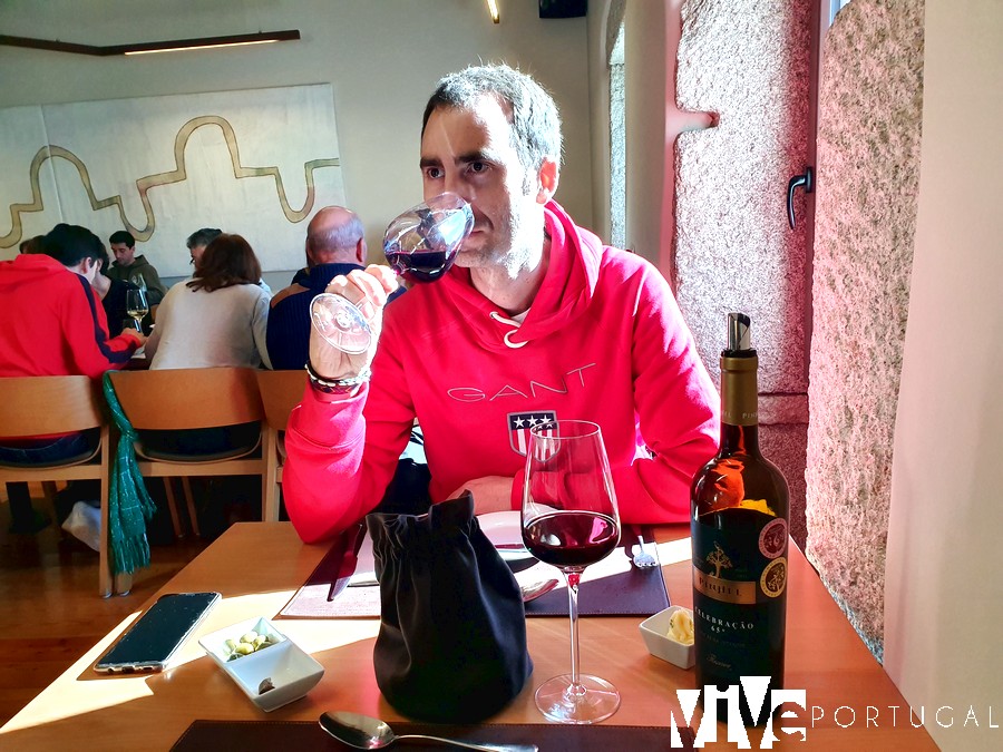 En el restaurante Entre Portas con una copa de vino tinto de Pinel
